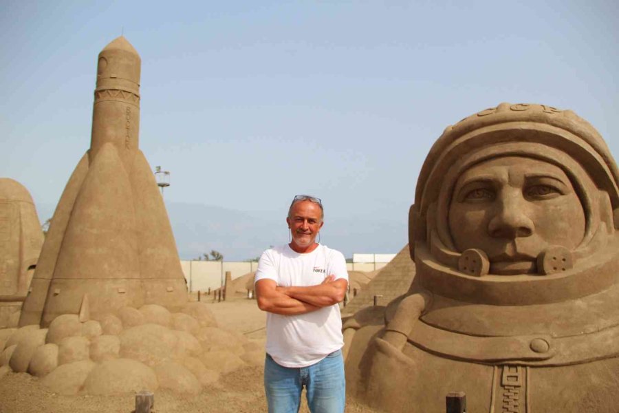 ’uzay Macerası’ Temalı Kum Heykellere Yoğun İlgi