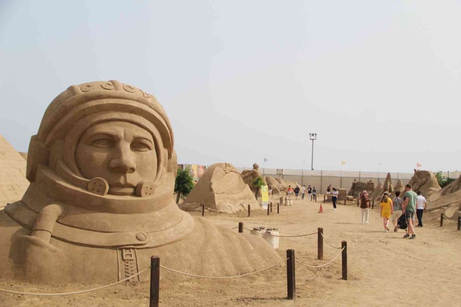 ’uzay Macerası’ Temalı Kum Heykellere Yoğun İlgi