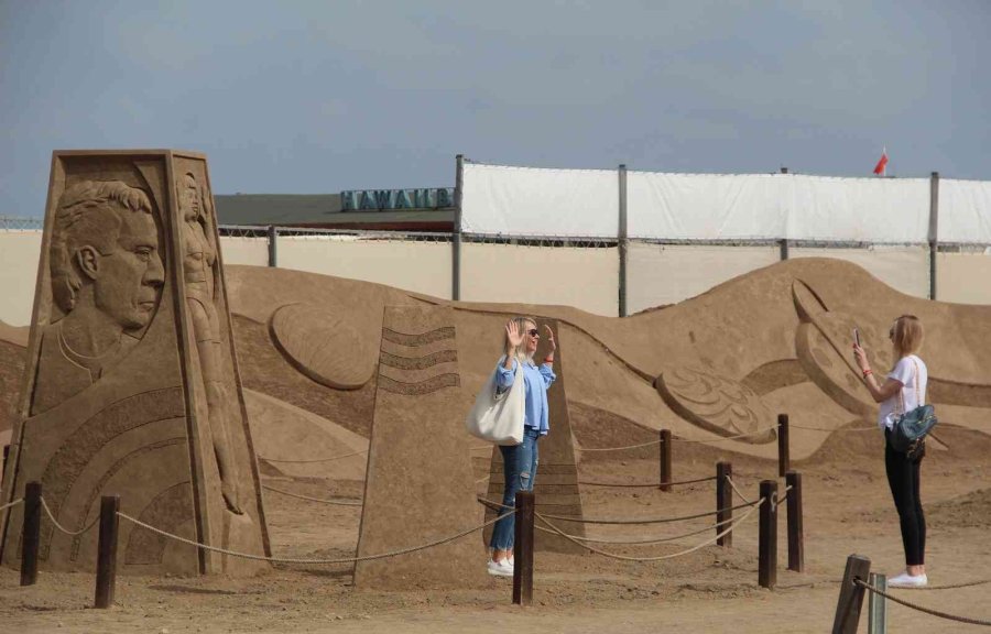 ’uzay Macerası’ Temalı Kum Heykellere Yoğun İlgi