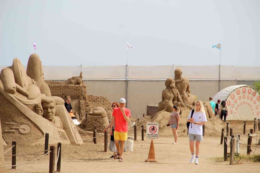 ’uzay Macerası’ Temalı Kum Heykellere Yoğun İlgi