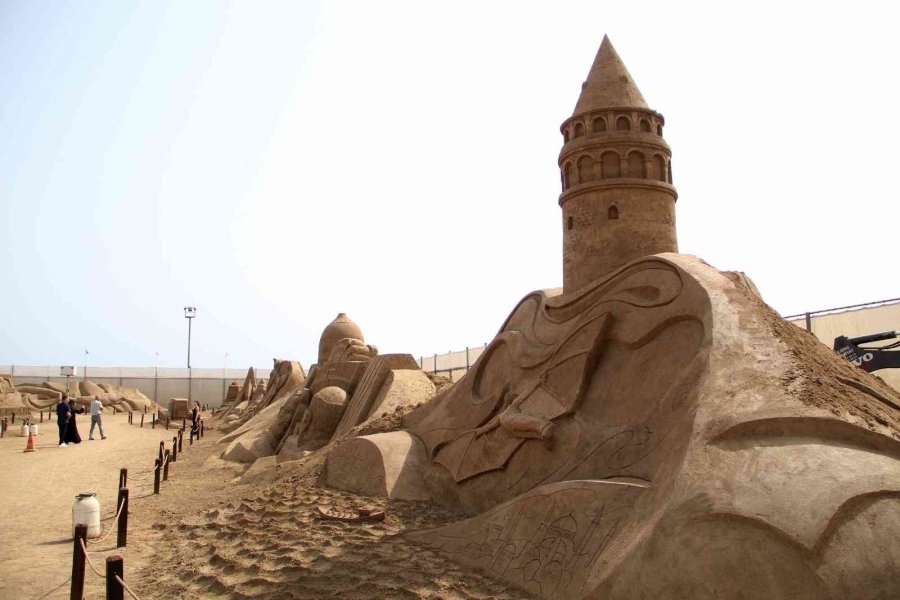 ’uzay Macerası’ Temalı Kum Heykellere Yoğun İlgi