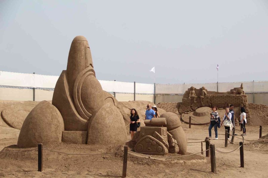 ’uzay Macerası’ Temalı Kum Heykellere Yoğun İlgi