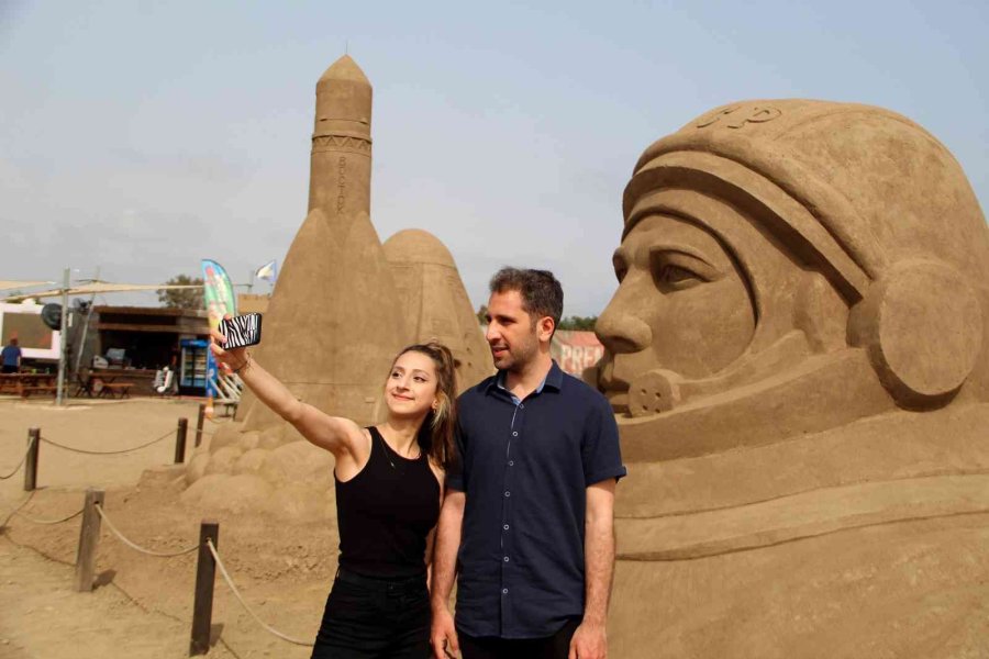 ’uzay Macerası’ Temalı Kum Heykellere Yoğun İlgi