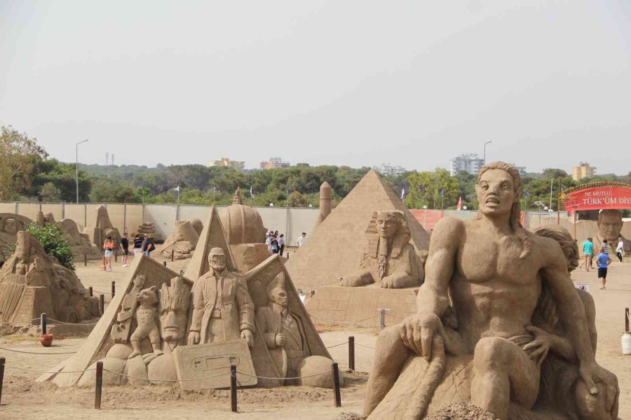 ’uzay Macerası’ Temalı Kum Heykellere Yoğun İlgi