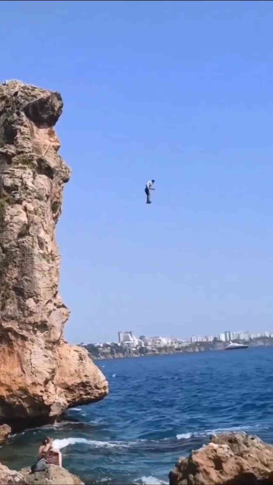 30 Metrelik Falezlerden Canını Hiçe Sayarak Denize Atladı
