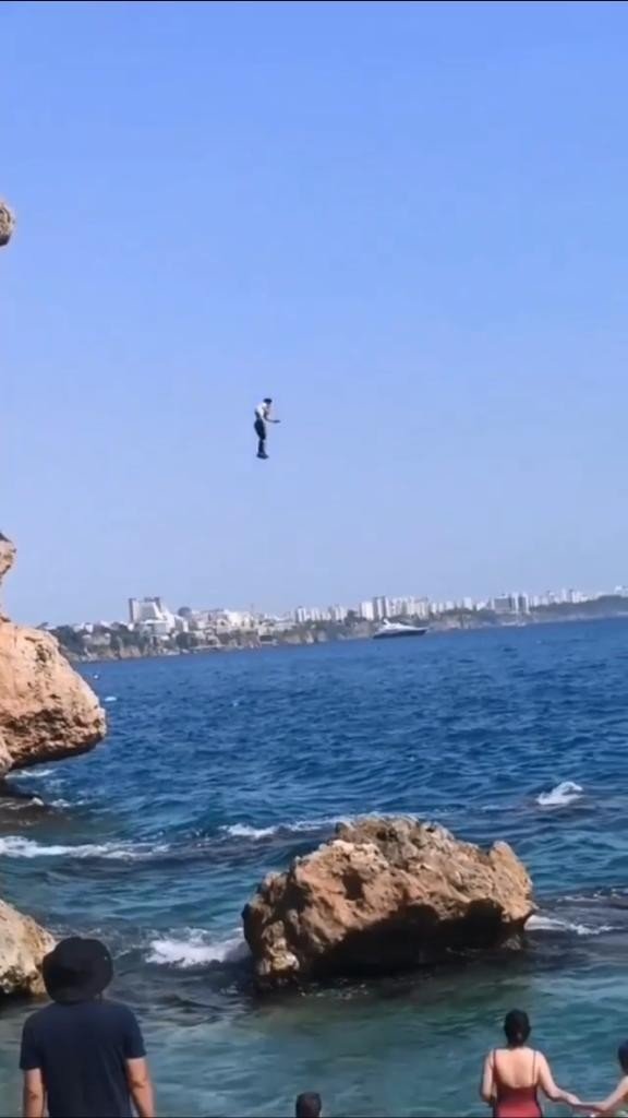 30 Metrelik Falezlerden Canını Hiçe Sayarak Denize Atladı