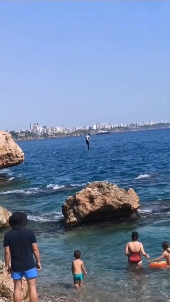 30 Metrelik Falezlerden Canını Hiçe Sayarak Denize Atladı