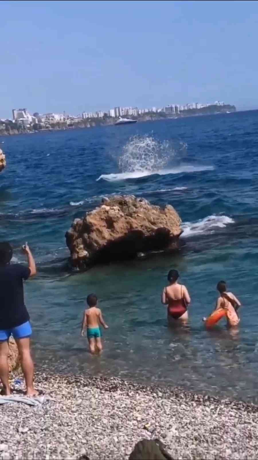 30 Metrelik Falezlerden Canını Hiçe Sayarak Denize Atladı