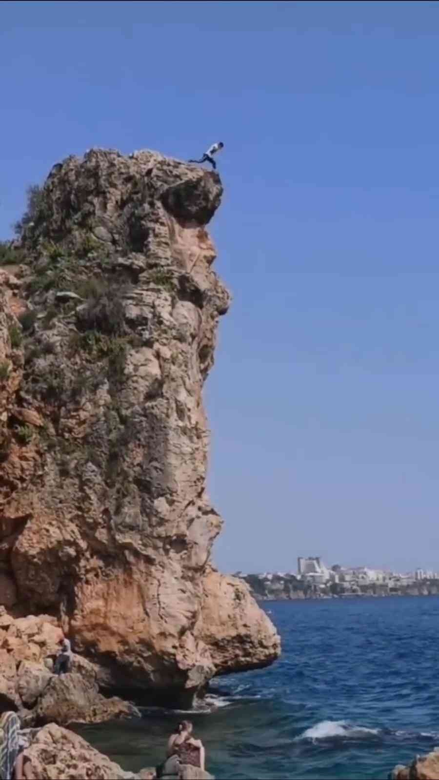 30 Metrelik Falezlerden Canını Hiçe Sayarak Denize Atladı