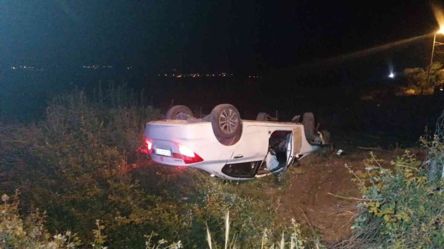 Alkollü Sürücünün Kullandığı Otomobil Jandarmadan Kaçarken Takla Attı: 2 Yaralı