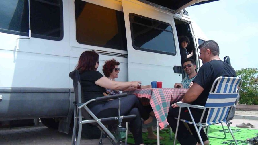 Bayramda Tatilin Gözdesi Denize Sıfır 5 Yıldızlı Karavanlar Oldu