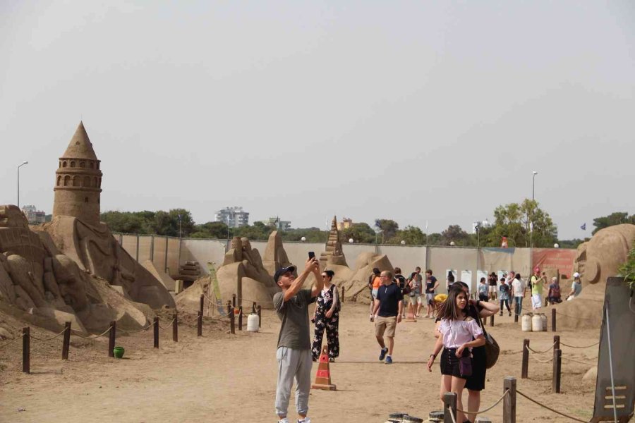 ’uzay Macerası’ Temalı Kum Heykellere Yoğun İlgi