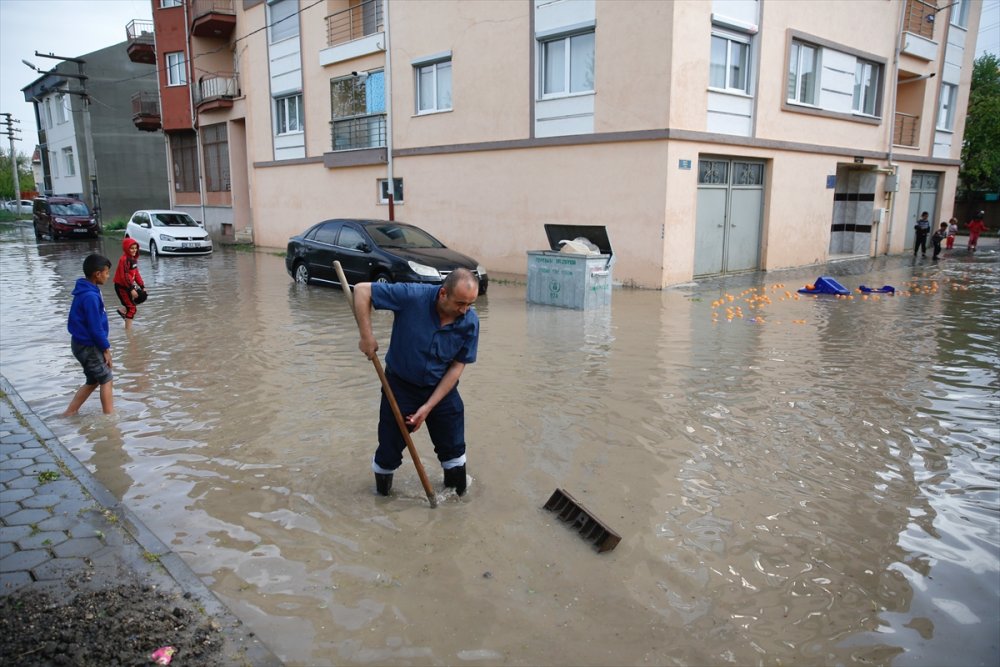 Eskişehir'de Dolu Ve Sağanak Nedeniyle Araçlar Mahsur Kaldı