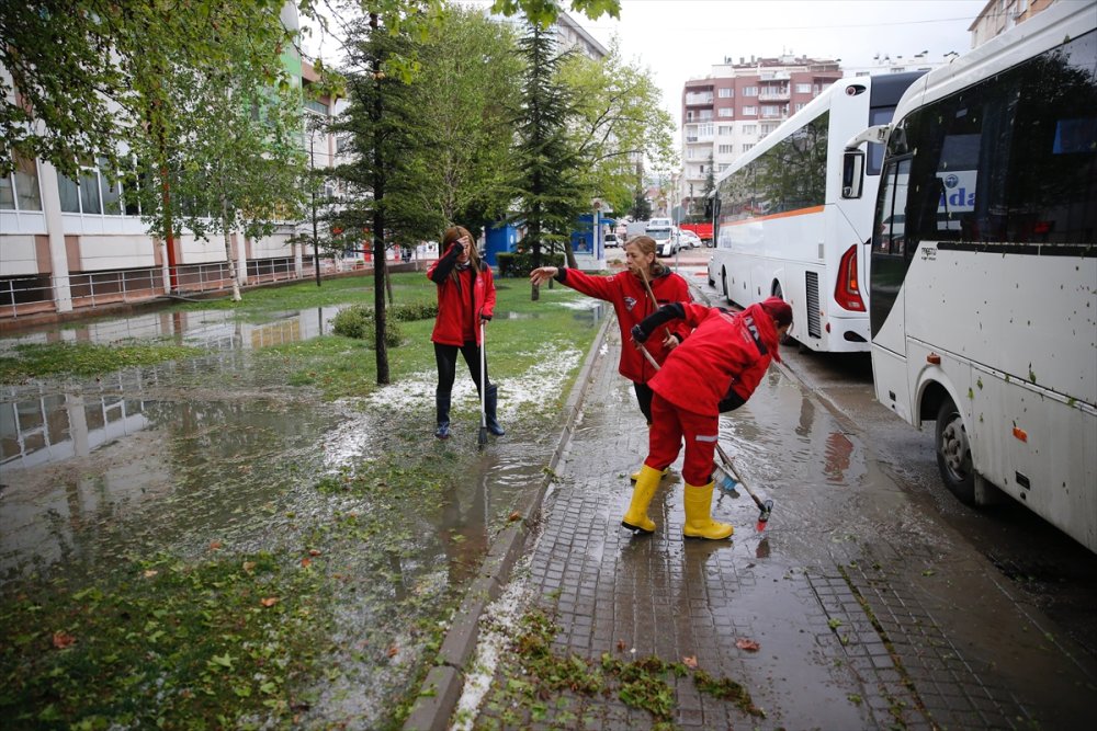 Eskişehir'de Dolu Ve Sağanak Nedeniyle Araçlar Mahsur Kaldı
