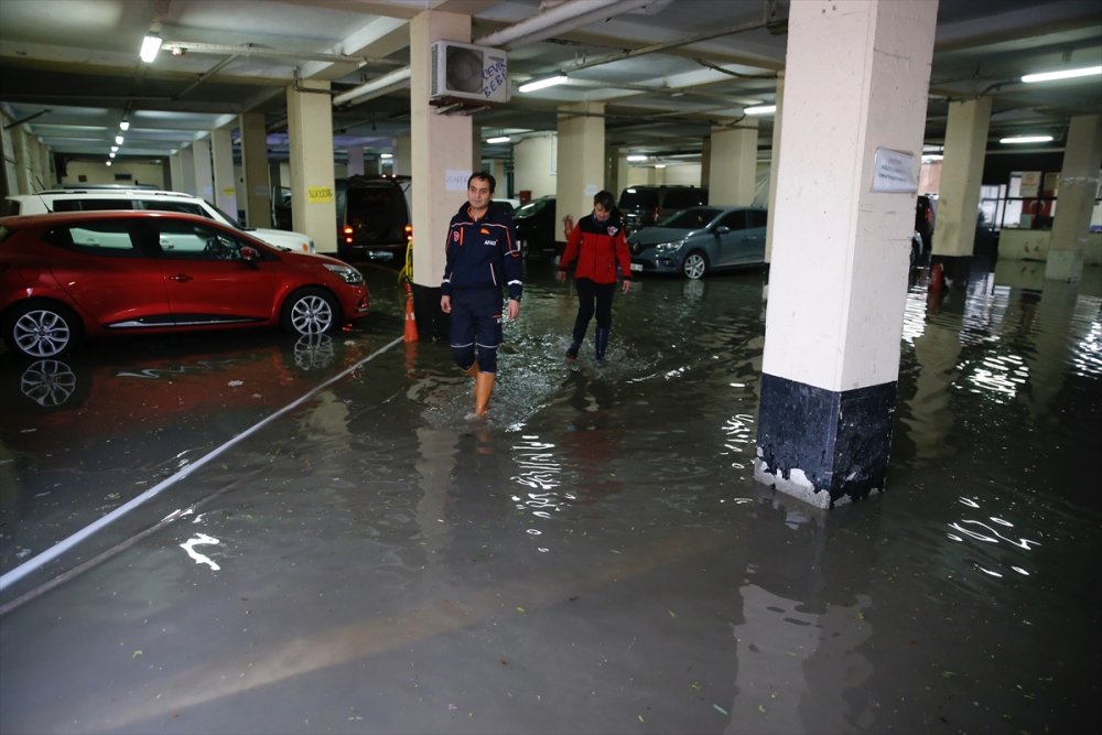 Eskişehir'de Dolu Ve Sağanak Nedeniyle Araçlar Mahsur Kaldı