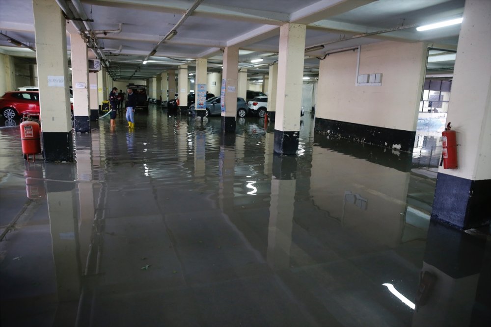 Eskişehir'de Dolu Ve Sağanak Nedeniyle Araçlar Mahsur Kaldı