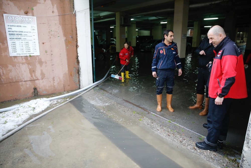 Eskişehir'de Dolu Ve Sağanak Nedeniyle Araçlar Mahsur Kaldı