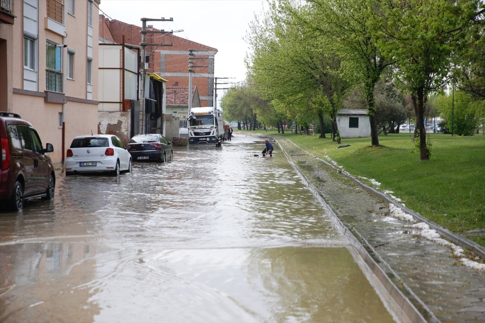 Eskişehir'de Dolu Ve Sağanak Nedeniyle Araçlar Mahsur Kaldı