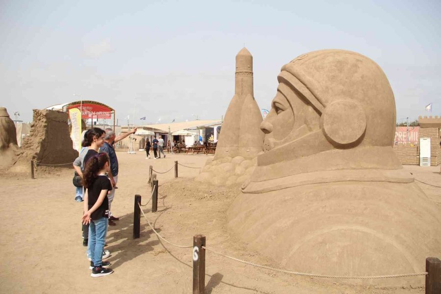 ’uzay Macerası’ Temalı Kum Heykellere Yoğun İlgi