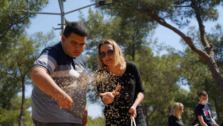 Özel Çocuklar Hayatpark’ta Çim Ekti