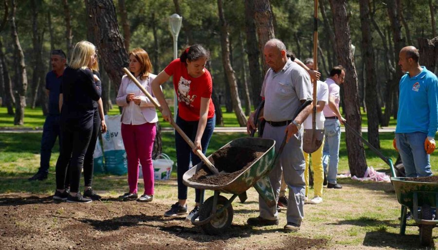 Özel Çocuklar Hayatpark’ta Çim Ekti