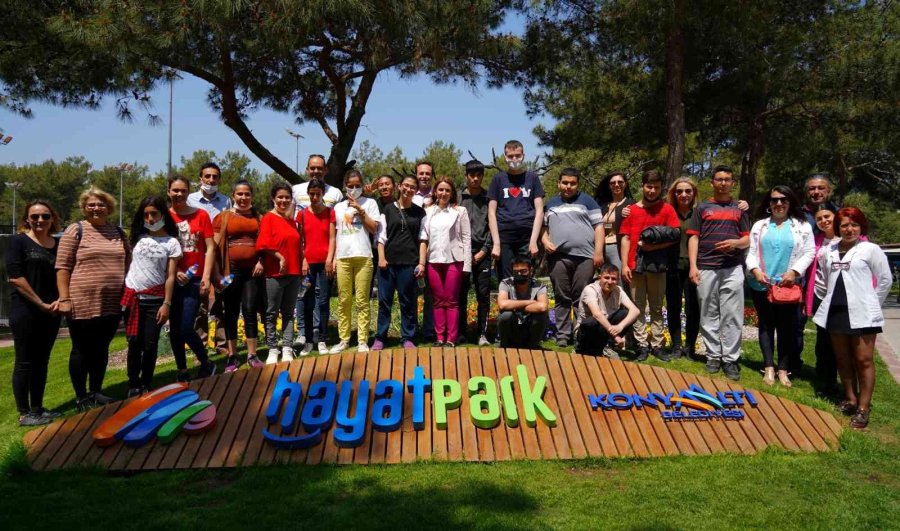Özel Çocuklar Hayatpark’ta Çim Ekti