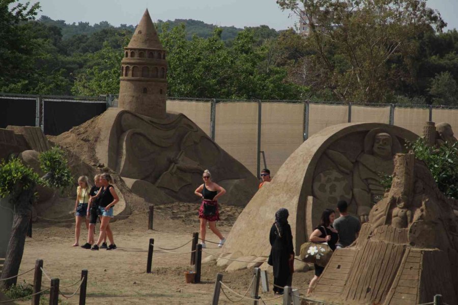 ’uzay Macerası’ Temalı Kum Heykellere Yoğun İlgi