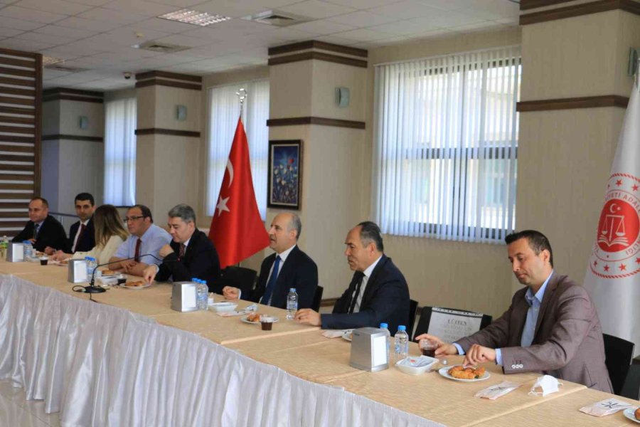 Antalya Adliyesinde İlk İş Gününde Bayramlaşma Töreni