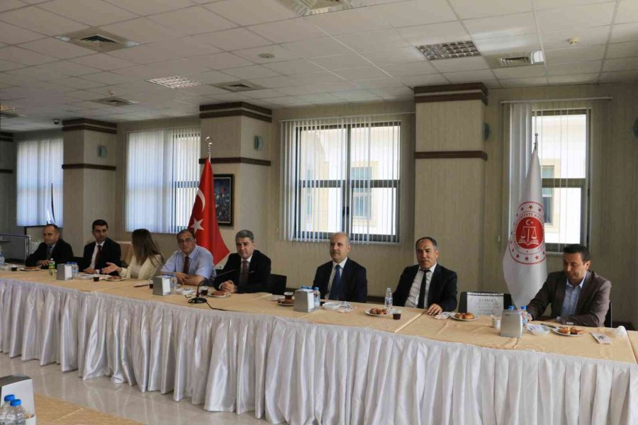 Antalya Adliyesinde İlk İş Gününde Bayramlaşma Töreni