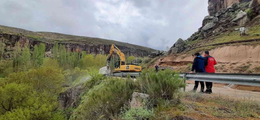 Sağanak Yağışla Düşen Kaya Parçaları Yolu Trafiğe Kapattı