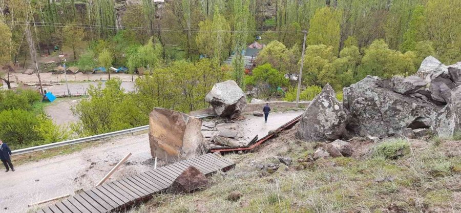 Sağanak Yağışla Düşen Kaya Parçaları Yolu Trafiğe Kapattı