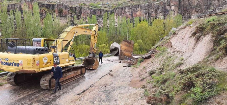 Sağanak Yağışla Düşen Kaya Parçaları Yolu Trafiğe Kapattı