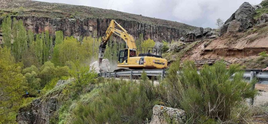 Sağanak Yağışla Düşen Kaya Parçaları Yolu Trafiğe Kapattı