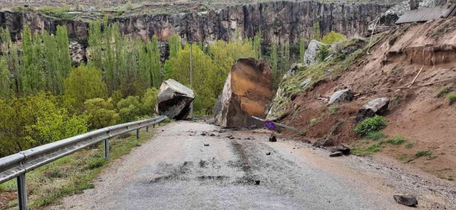 Sağanak Yağışla Düşen Kaya Parçaları Yolu Trafiğe Kapattı