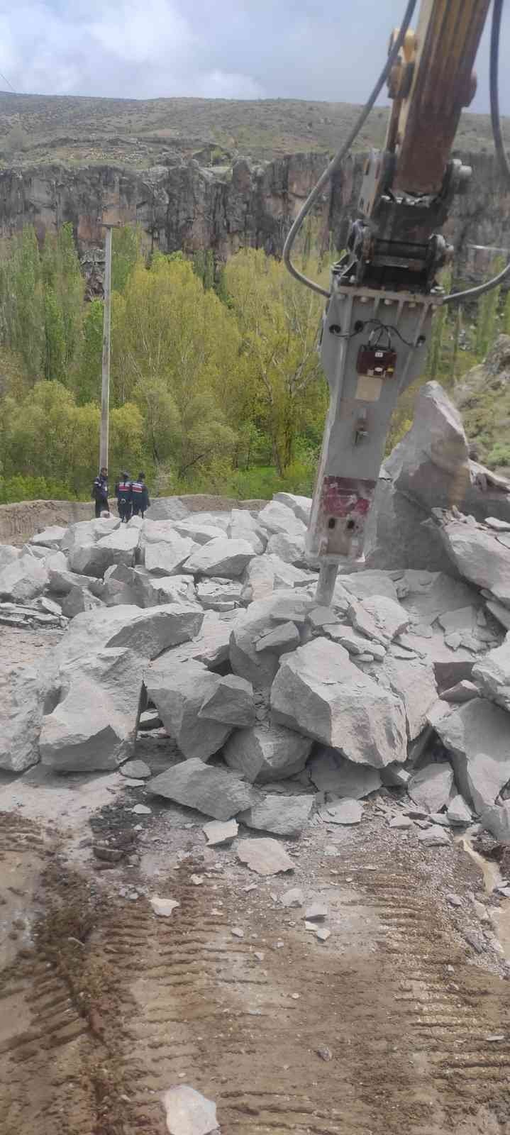 Sağanak Yağışla Düşen Kaya Parçaları Yolu Trafiğe Kapattı