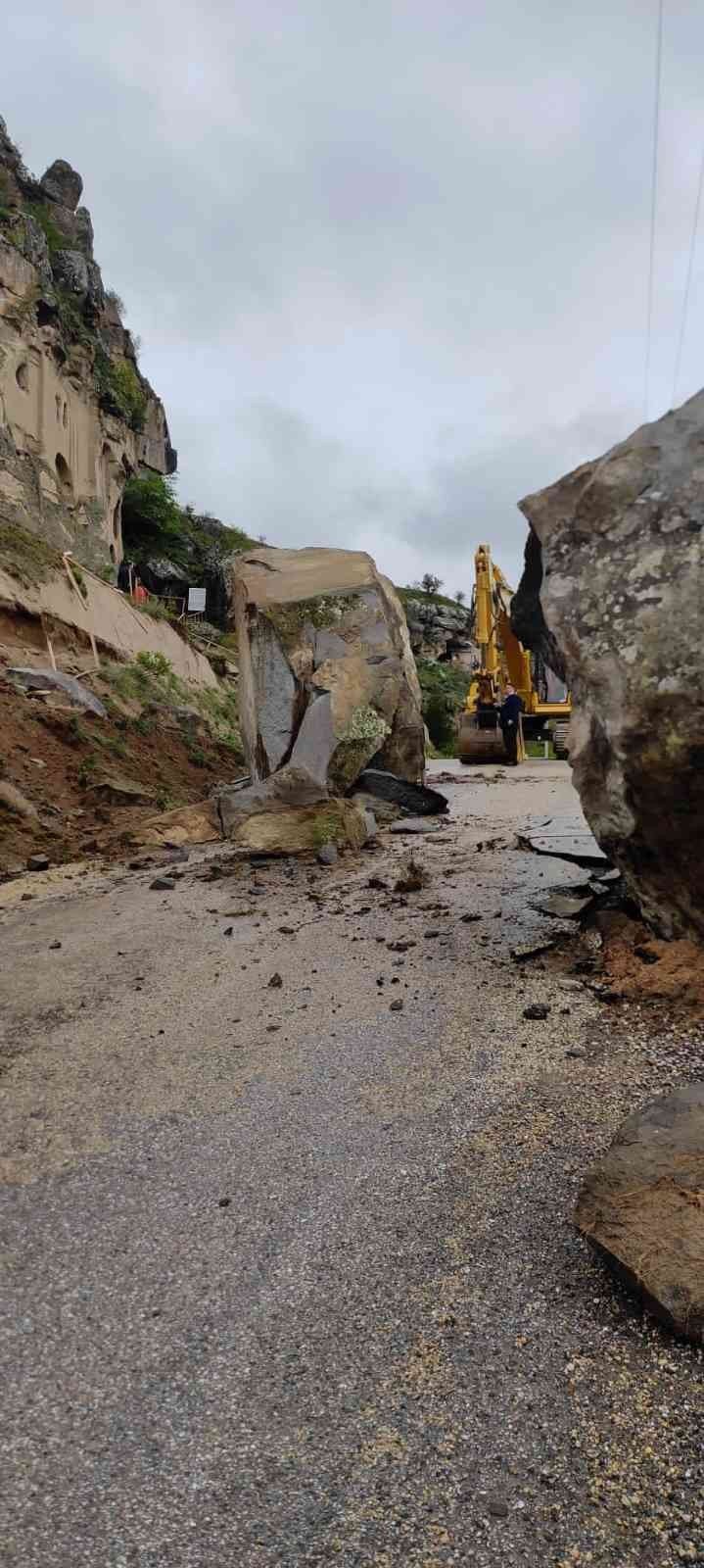 Sağanak Yağışla Düşen Kaya Parçaları Yolu Trafiğe Kapattı