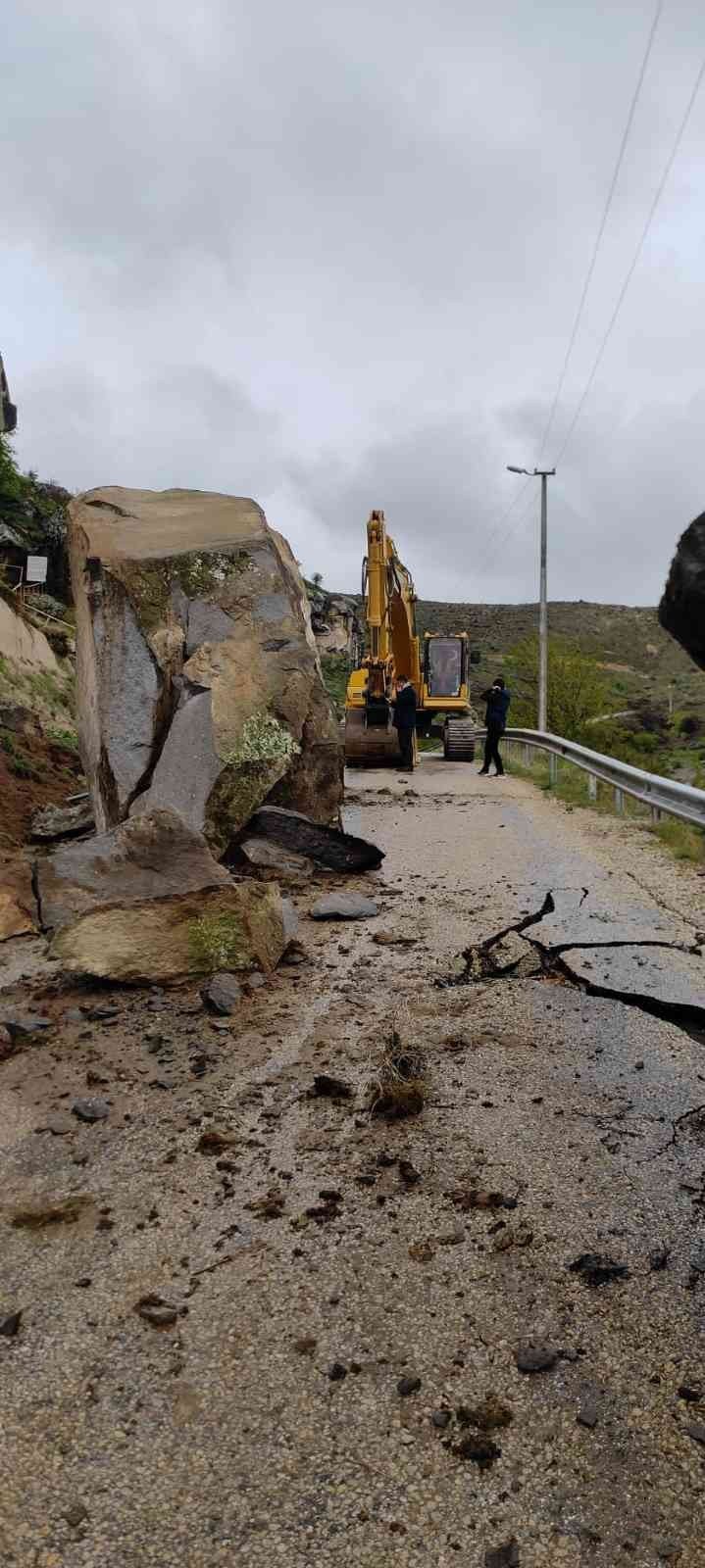 Sağanak Yağışla Düşen Kaya Parçaları Yolu Trafiğe Kapattı