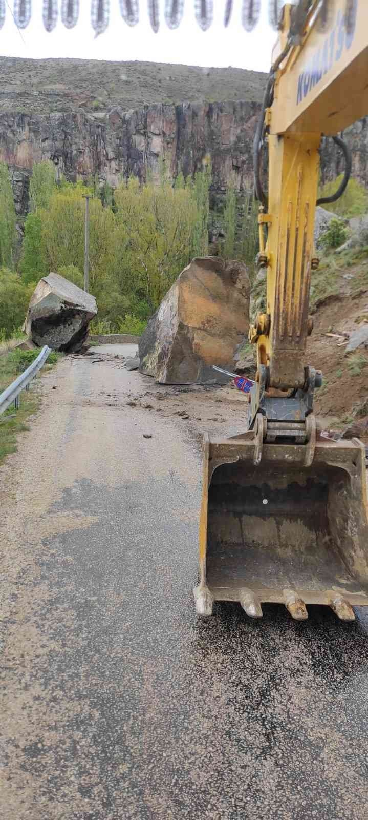 Sağanak Yağışla Düşen Kaya Parçaları Yolu Trafiğe Kapattı