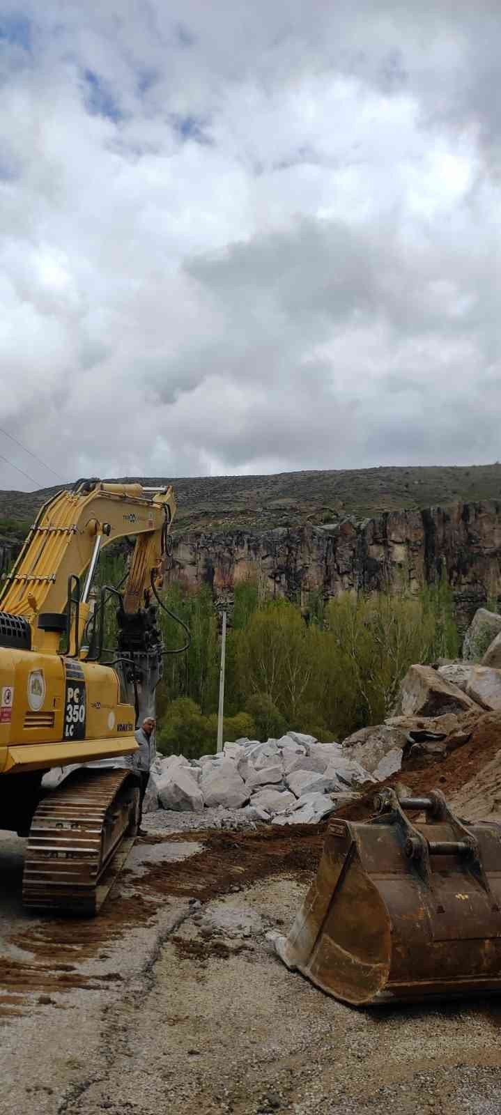 Sağanak Yağışla Düşen Kaya Parçaları Yolu Trafiğe Kapattı
