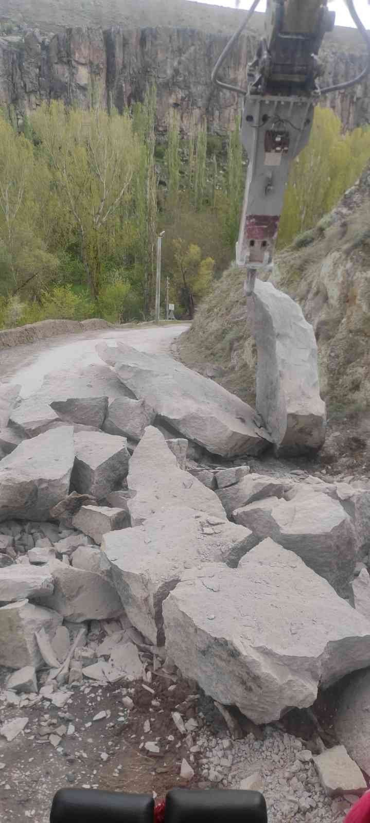 Sağanak Yağışla Düşen Kaya Parçaları Yolu Trafiğe Kapattı