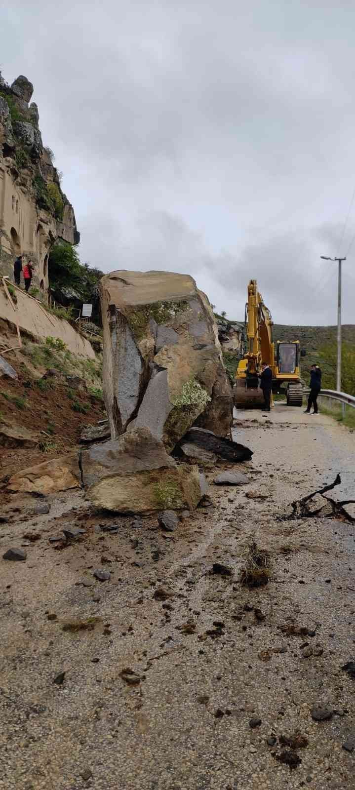 Sağanak Yağışla Düşen Kaya Parçaları Yolu Trafiğe Kapattı