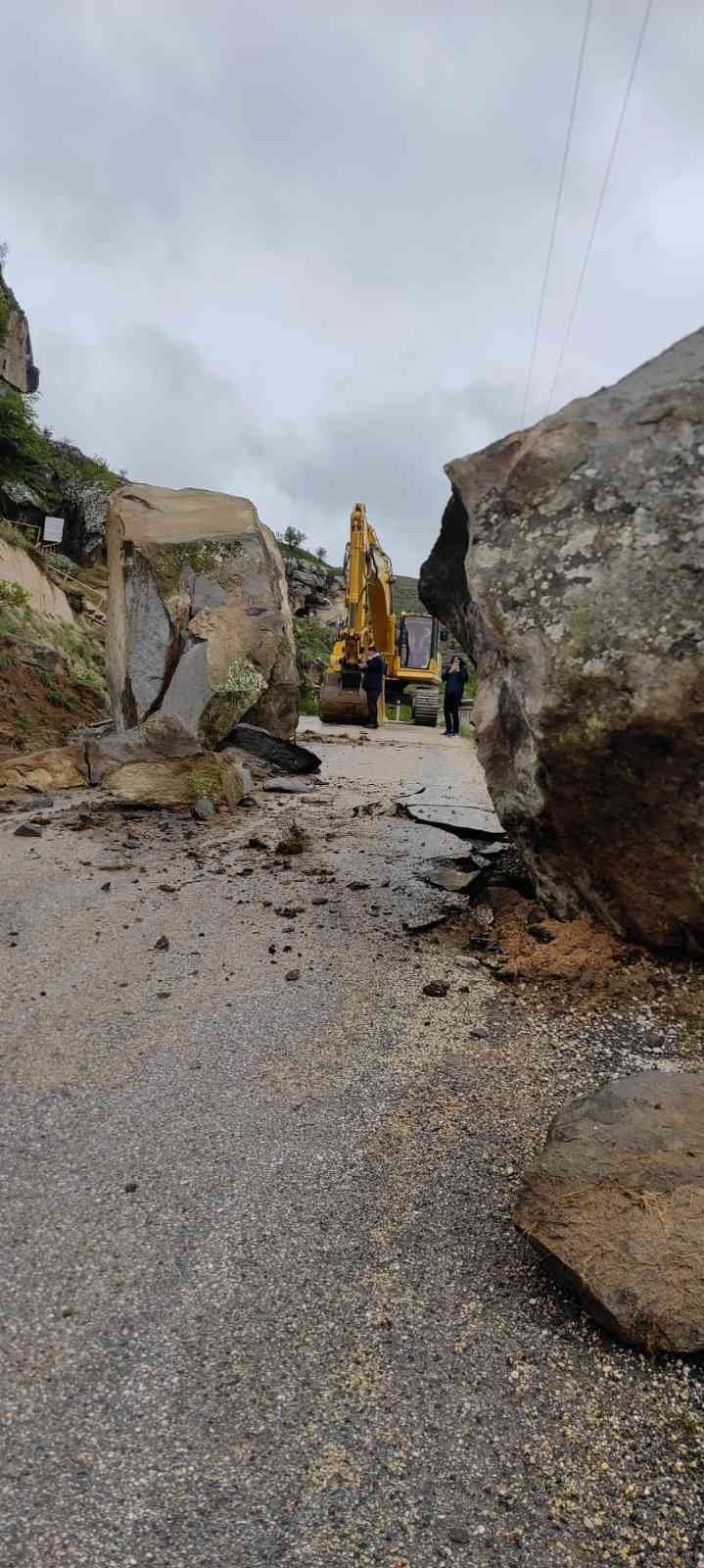 Sağanak Yağışla Düşen Kaya Parçaları Yolu Trafiğe Kapattı
