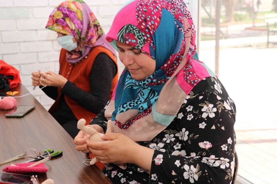 Toroslar’ın Kursunda Oyuncak Yapıp Gelir Sağlıyorlar