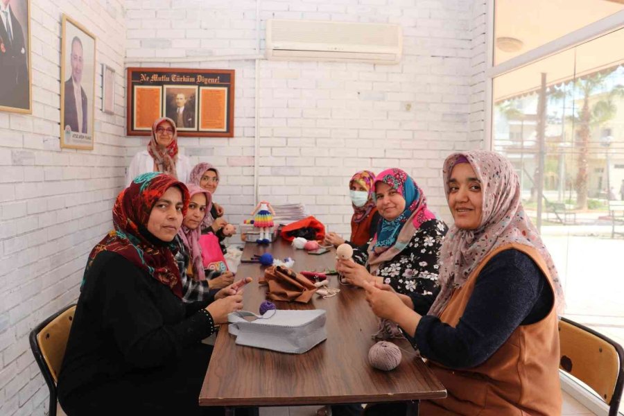 Toroslar’ın Kursunda Oyuncak Yapıp Gelir Sağlıyorlar