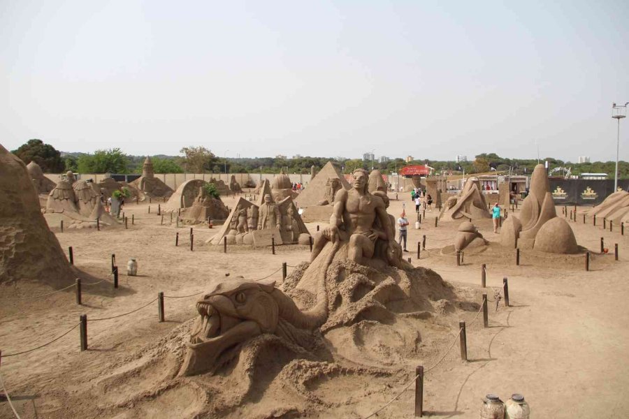 ’uzay Macerası’ Temalı Kum Heykellere Yoğun İlgi