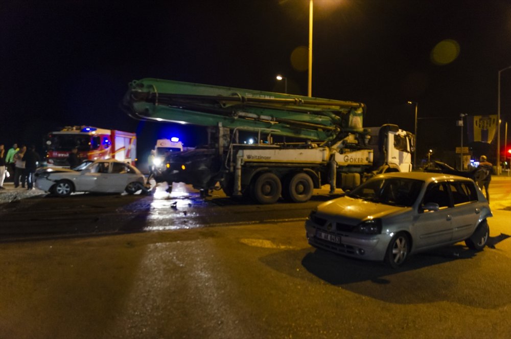 Ankara'da Kamyonun Çarptığı Otomobillerdeki 5 Kişi Yaralandı
