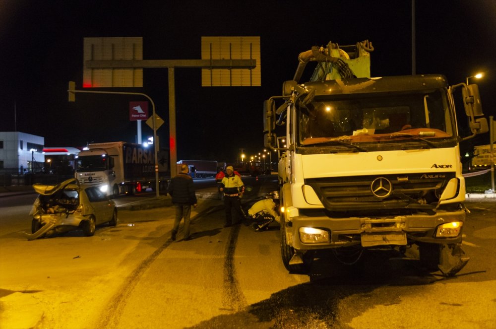 Ankara'da Kamyonun Çarptığı Otomobillerdeki 5 Kişi Yaralandı