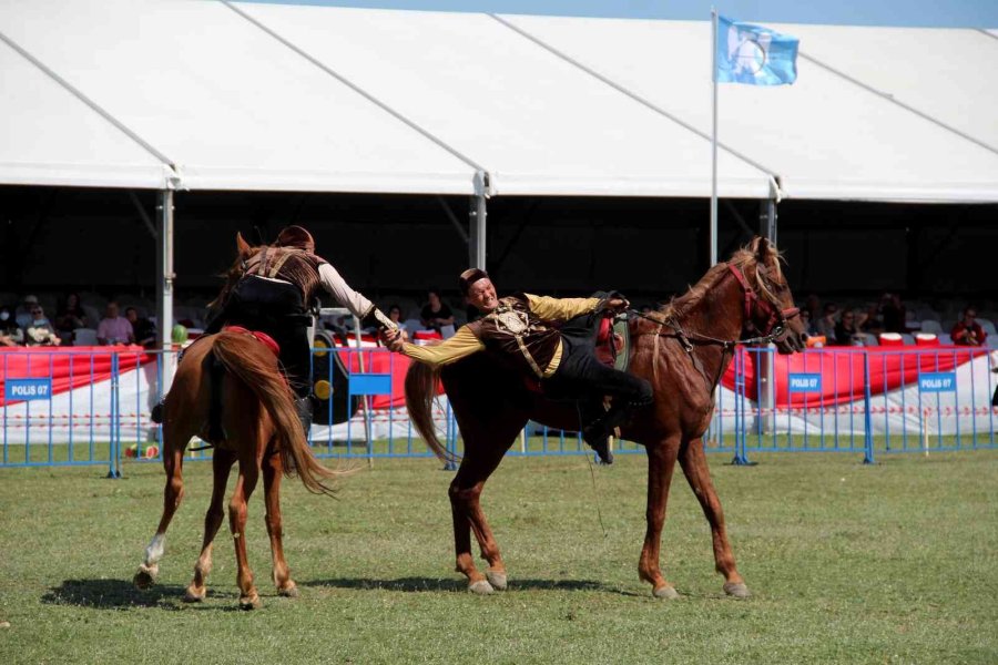 Antalya’da Yörük Türkmen Festivali’nde Atlı Görsel Şov