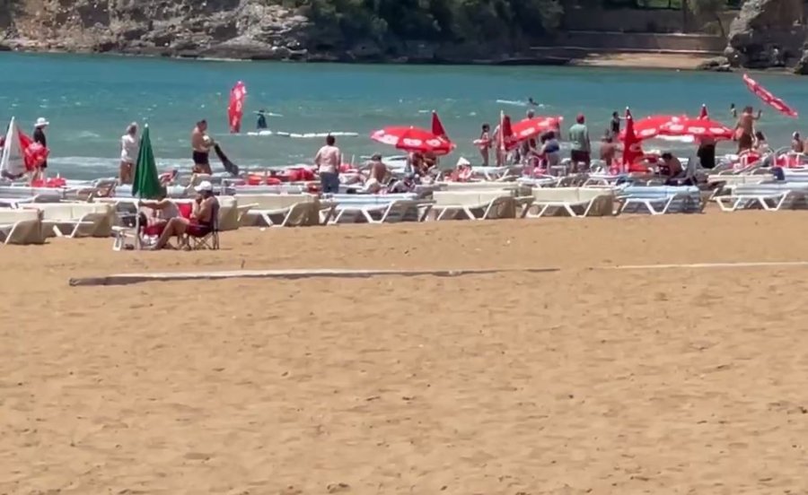 Rüzgârla Denize Savrulan Şemsiye, Tatilcilere Korku Dolu Anlar Yaşattı