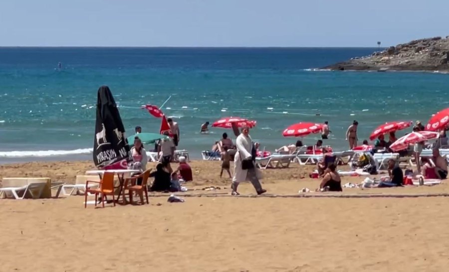 Rüzgârla Denize Savrulan Şemsiye, Tatilcilere Korku Dolu Anlar Yaşattı